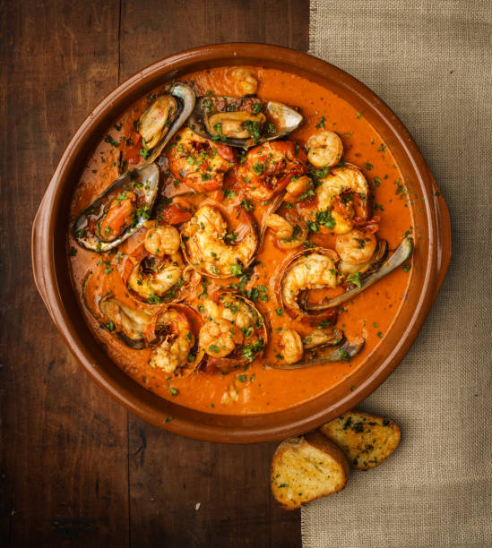 Plato de cazuela de mariscos caliente