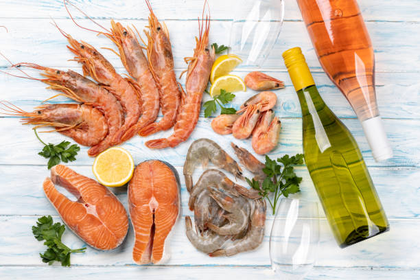 Copas de vino junto a un plato marino